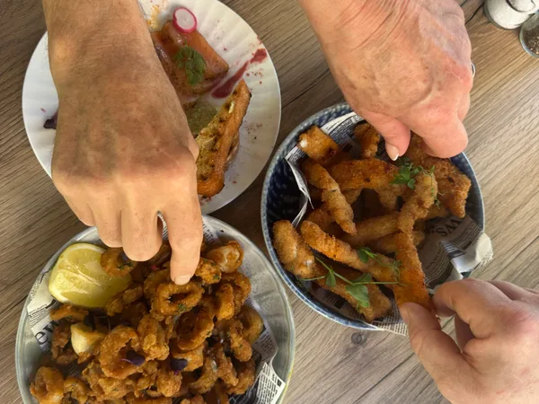 Deux mains qui puisent en même temps dans le même plat