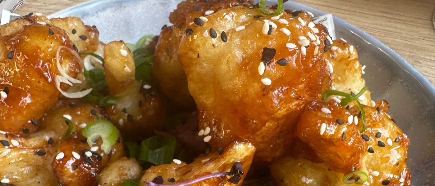 Chou-fleur sticky au sésame et aux jeunes oignons, brillant de sweet chili
