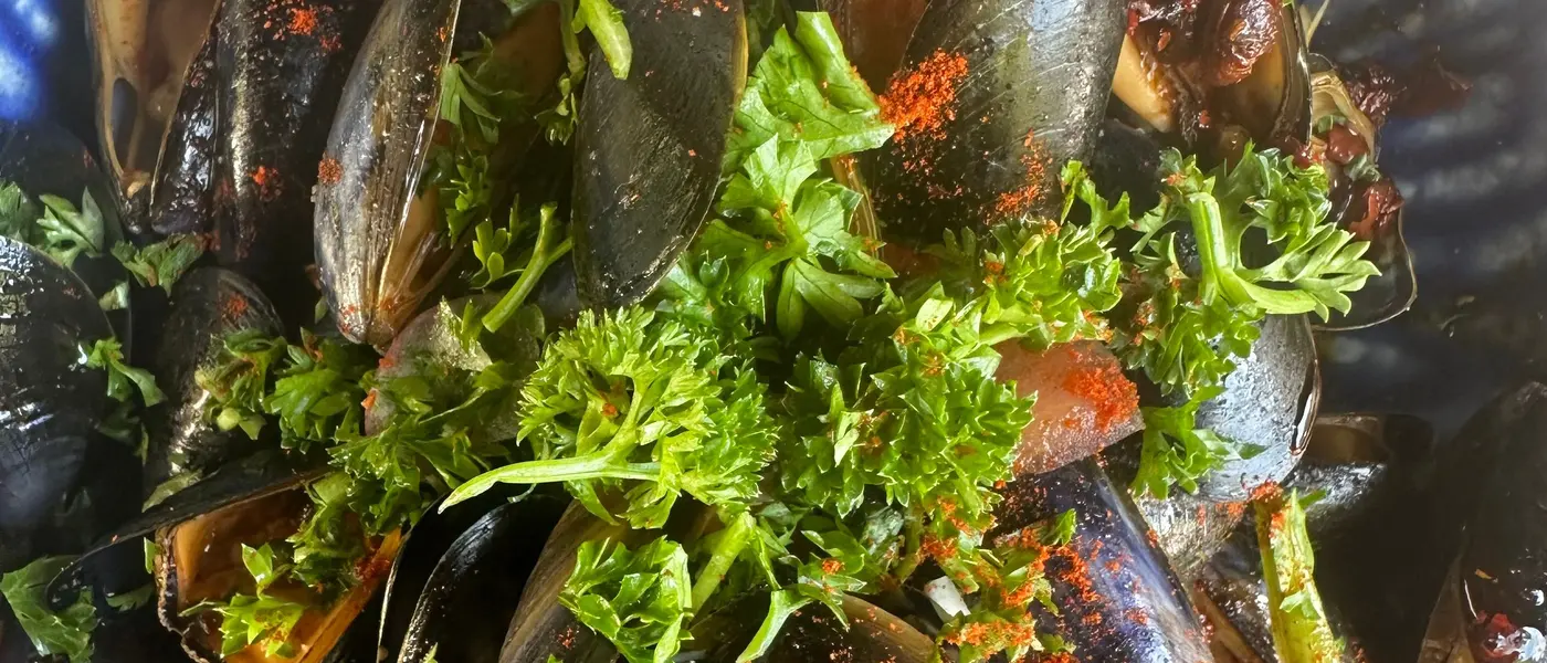 Casserole de moules aux herbes fraîches