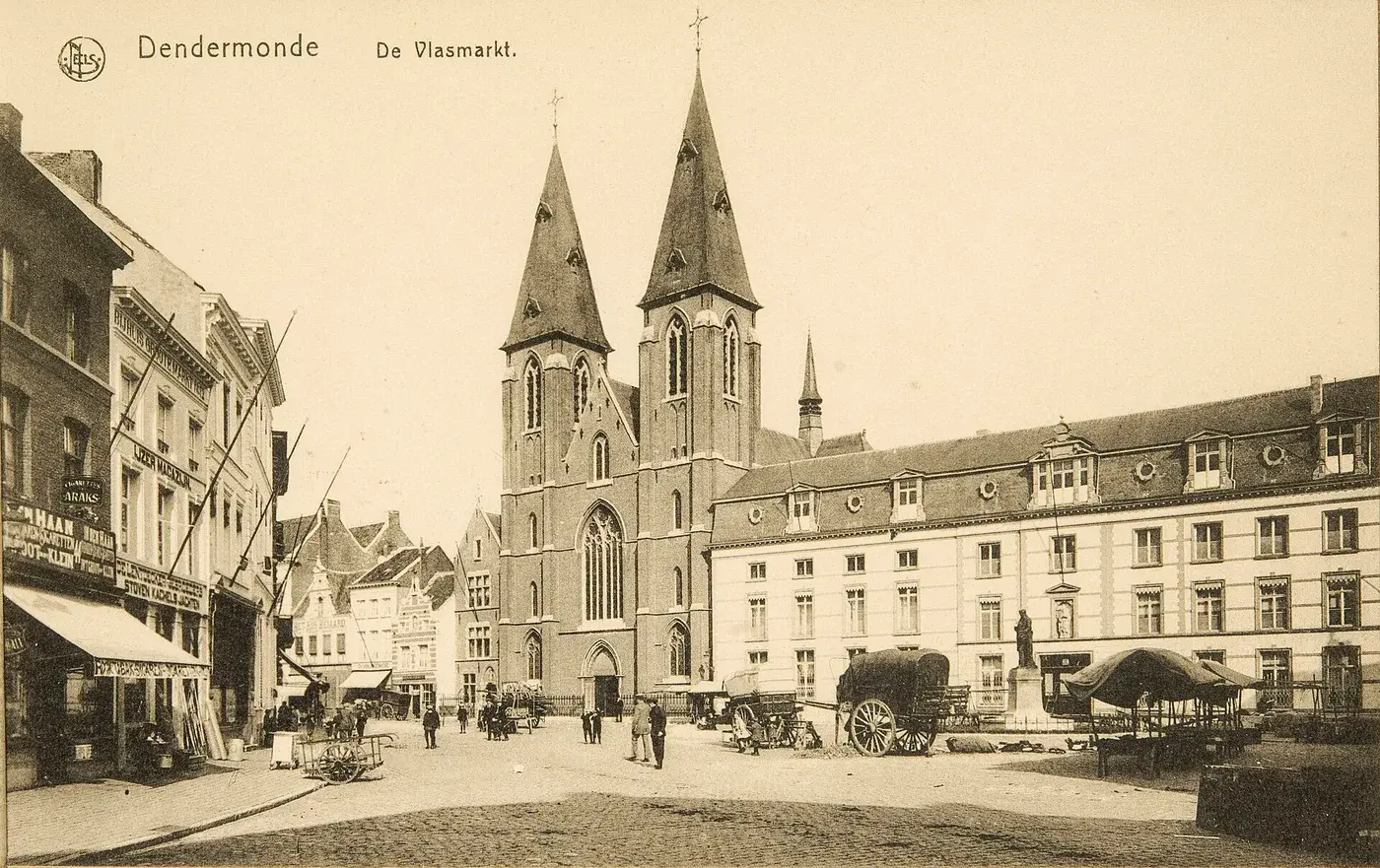 Oude prentkaart van de Vlasmarkt in Dendermonde met marktkarren en kramen voor de kerk