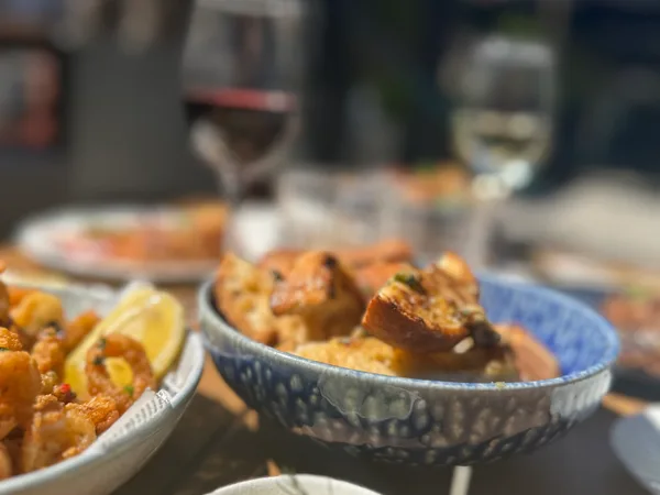 Verres de vin et d’eau sur une table en terrasse